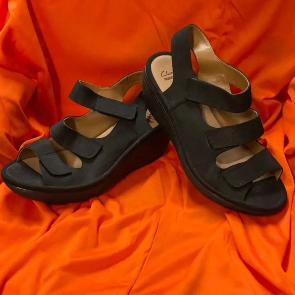 Clarks 7.5 Wide Black Wedge Sandals - NWOT